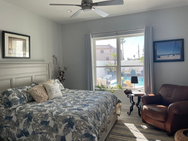 غرفة النوم الرئيسية 1 الطابق الأول أقرب حمام سباحة  مع إطلالة على حمام سباحة 