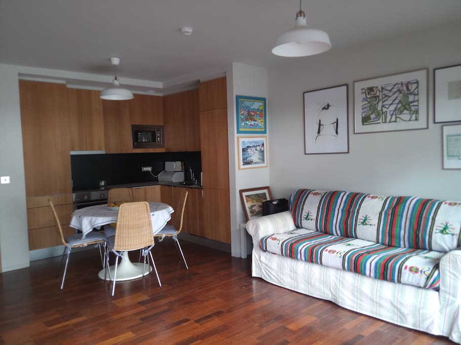 Sala con cocina y comedor en planta alta