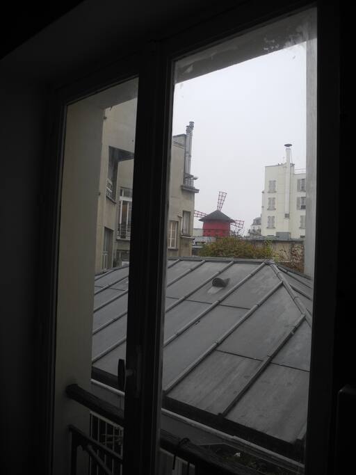 La vue sur le Moulin Rouge