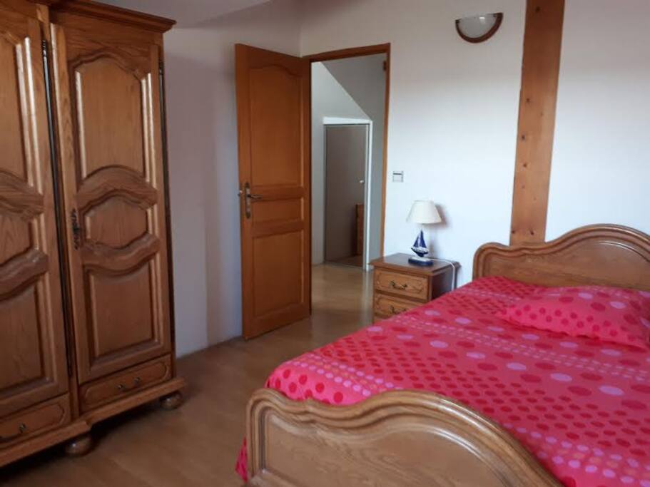 chambre parentale n°1 avec grand lit