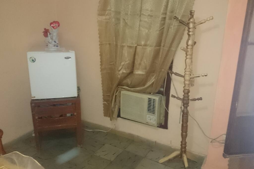 La habitación cuenta con un minibar, tv y su aire acondicionado