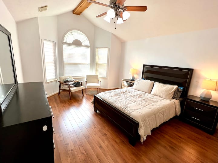 בואו לישון בחדר השינה הראשי החם והנוח שלנו!