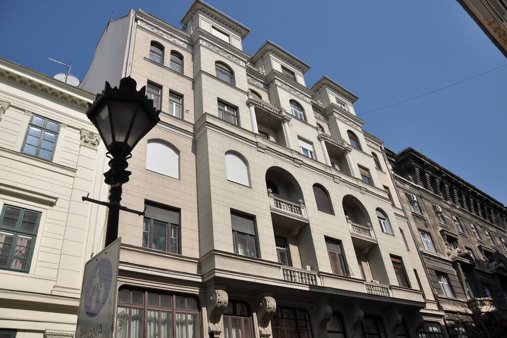 Klarahome's building facing Zrínyi u.