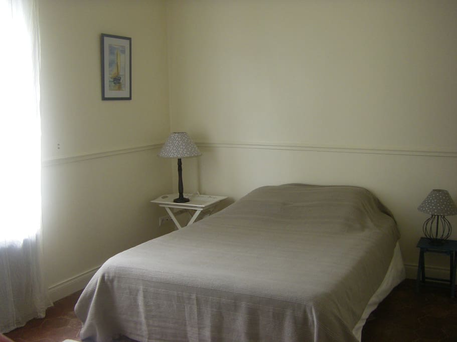 la chambre :un lit double et un lit superposé
