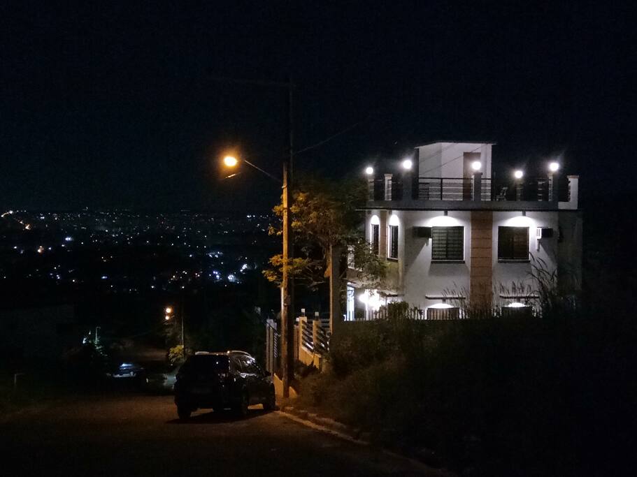 Woodland Hills: Minimalist Inspired House with overlooking city and mountain view