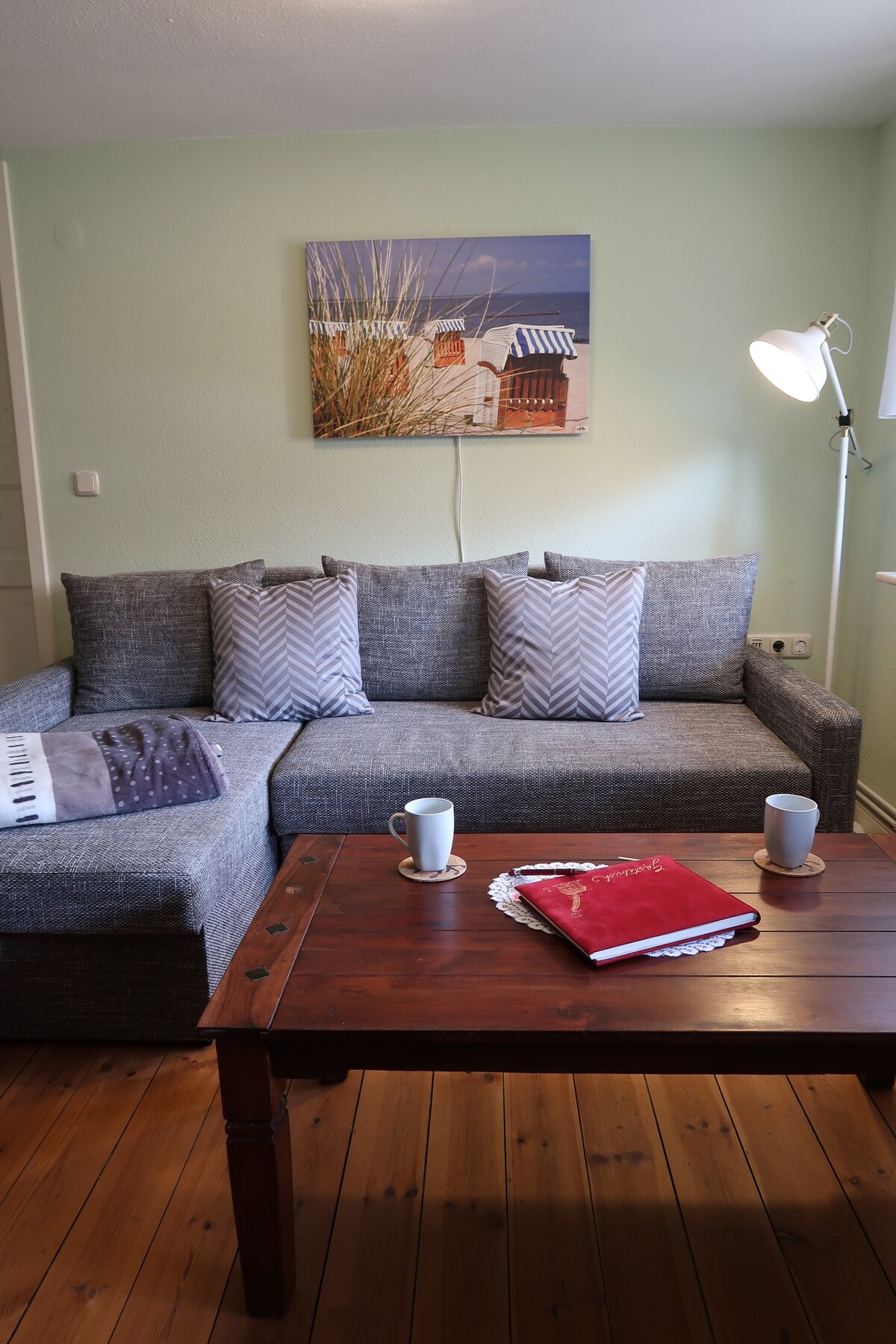 El sofá se puede preparar en muy poco tiempo como posibilidad de dormir para dos personas.