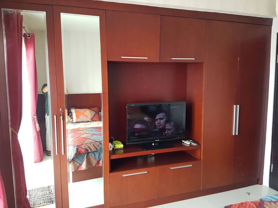 Wardrobe + flat TV cable