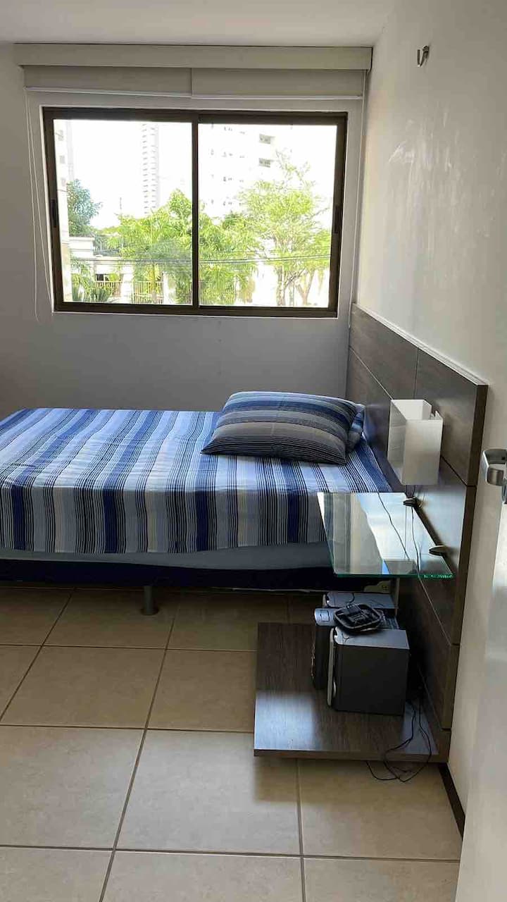 Apartmán 2 s manželskou posteľou a klimatizáciou 12 000 btu.