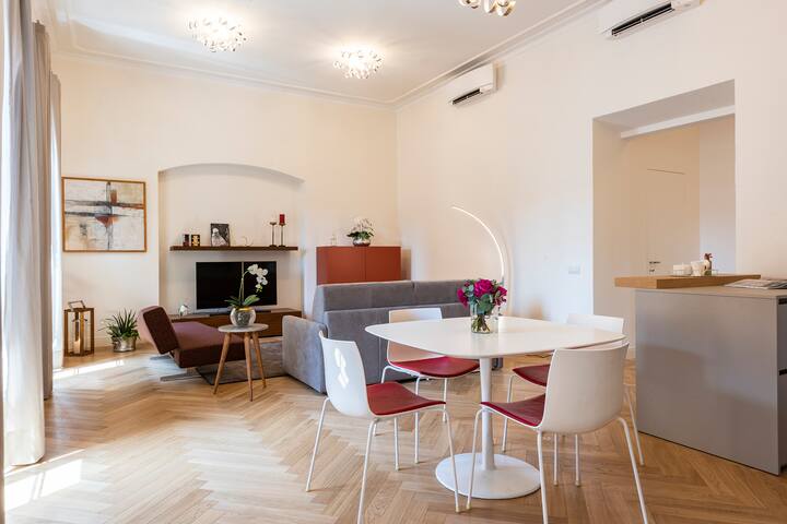 NEW!! Brunelleschi Stylish – 1 min from Duomo gallery image 2