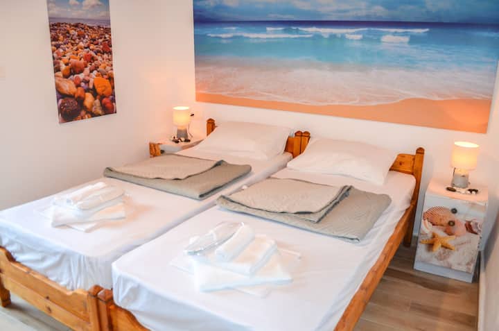 חדר שינה עם נוף לים.