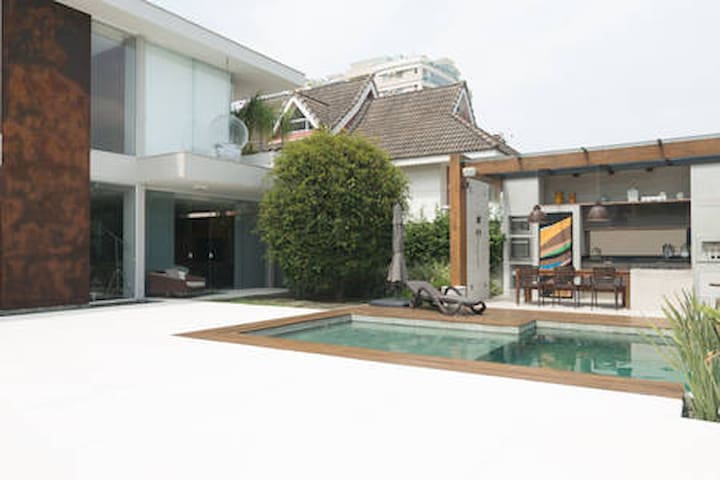 LUXURY HOUSE IN BARRA DA TIJUCA