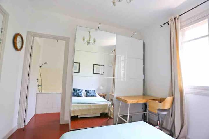 Ოთახი ორადგილიანი საწოლით პირველ სართულზე