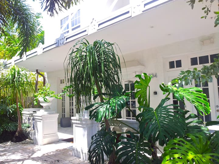 NEWLY RENOVATED Art Deco 1bd 3blocks from BEACH Apartments for Rent