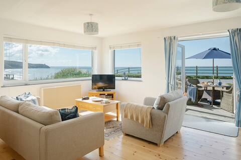 Beachside, Sea Views, Parking, Garden & log burner