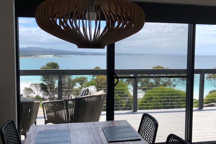Moonrise Binalong Bay~ Stunning views Bay of Fires