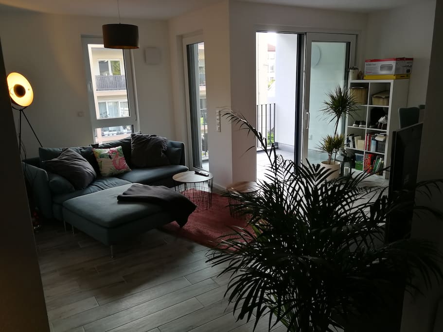 Wohnzimmer mit Anschluss zum Balkon