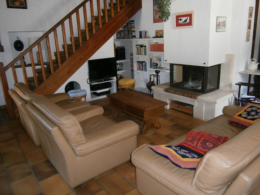 Salon avec cheminée et tv 80 cm