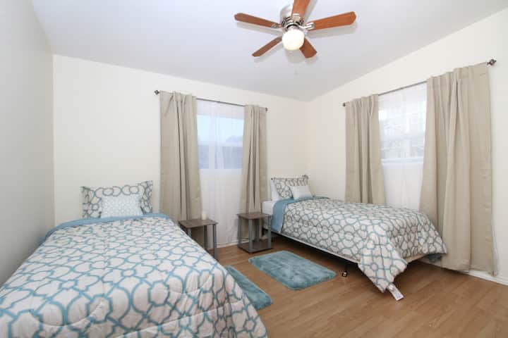 双床床超长（ 80英寸）和毛绒床。  还有遮光帘帘。