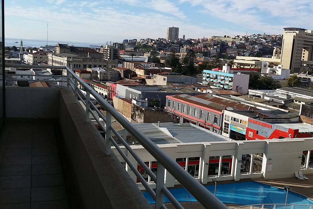 vista real desde el balcón hacia el mar y cerros