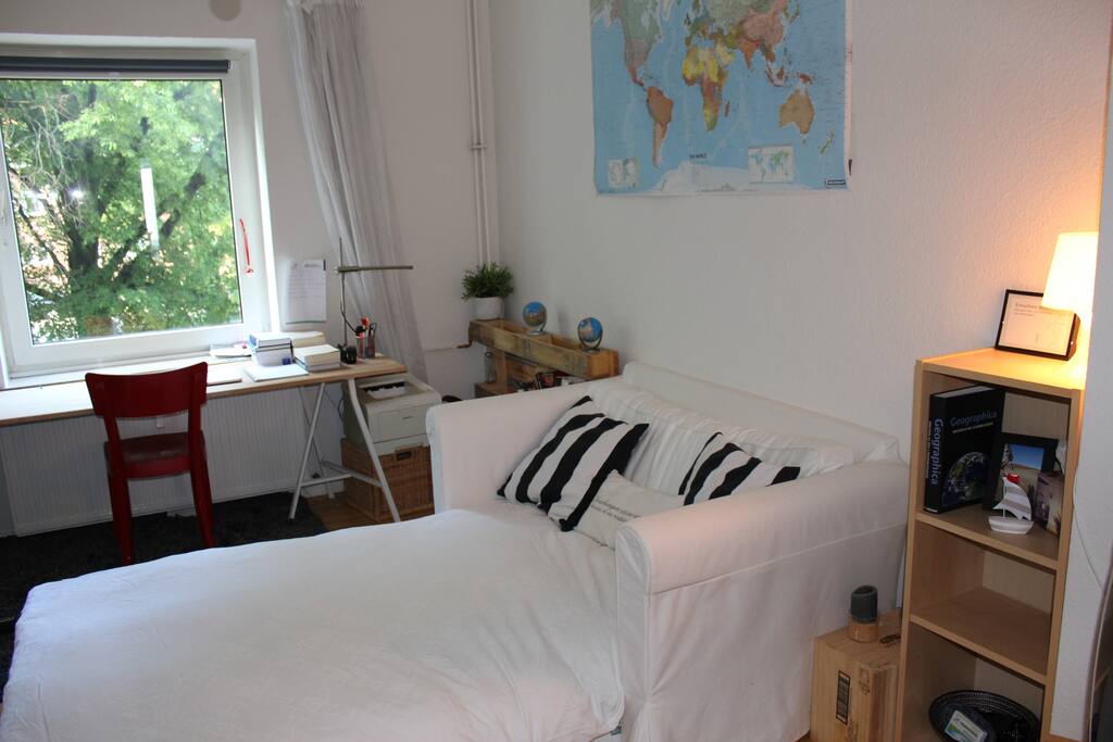 Dein/ Euer Zimmer mit ausgezogener Couch