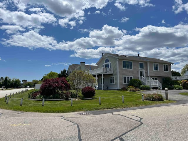 Sun splashed 6 bedroom short walk to the beach!