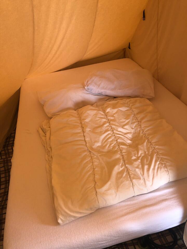 双人床、真正的床垫、双腿的床。 包括2个羽绒被和2个枕头。