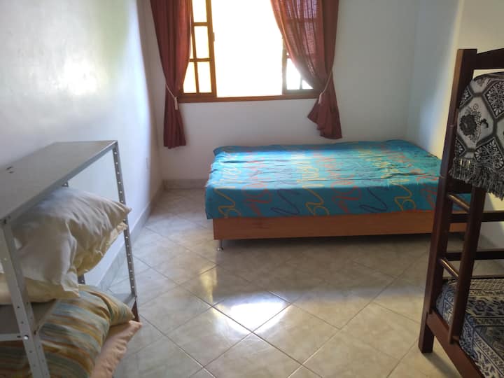 ห้องพักมีเตียงคู่ 1 หลังและเตียงสองชั้น