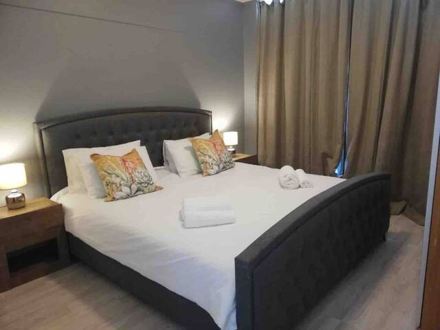 Cape Town home-beautiful sea/Table Mountain Views gallery image 5