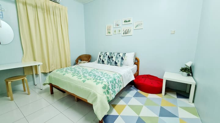 חדר שינה ראשי עם מיטת קווין סייז