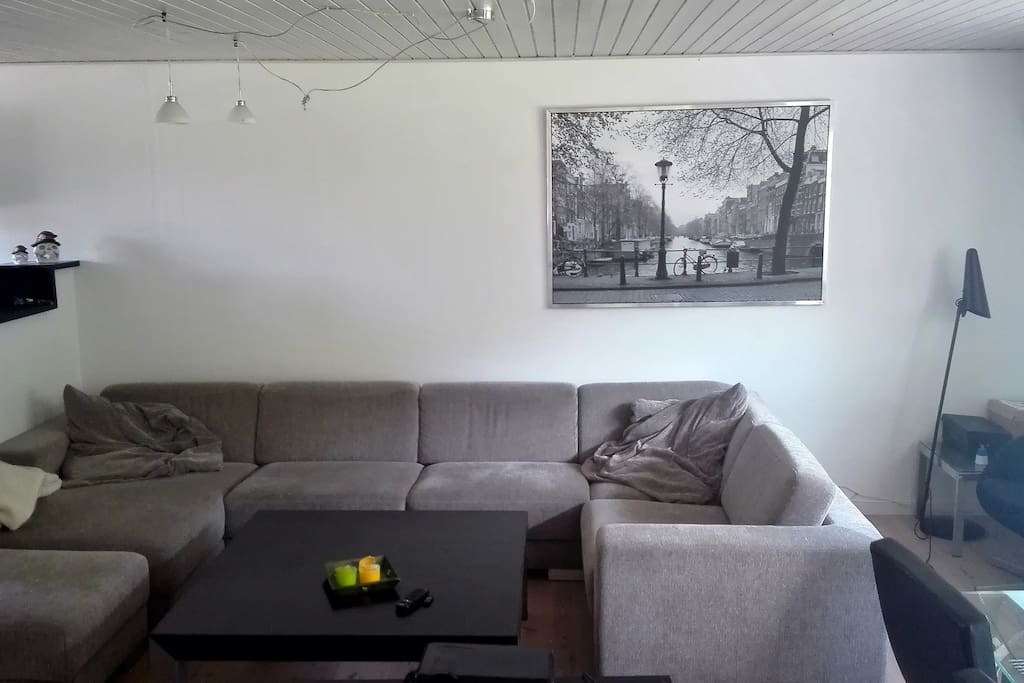 8 personers sofa med puf og tæppe.