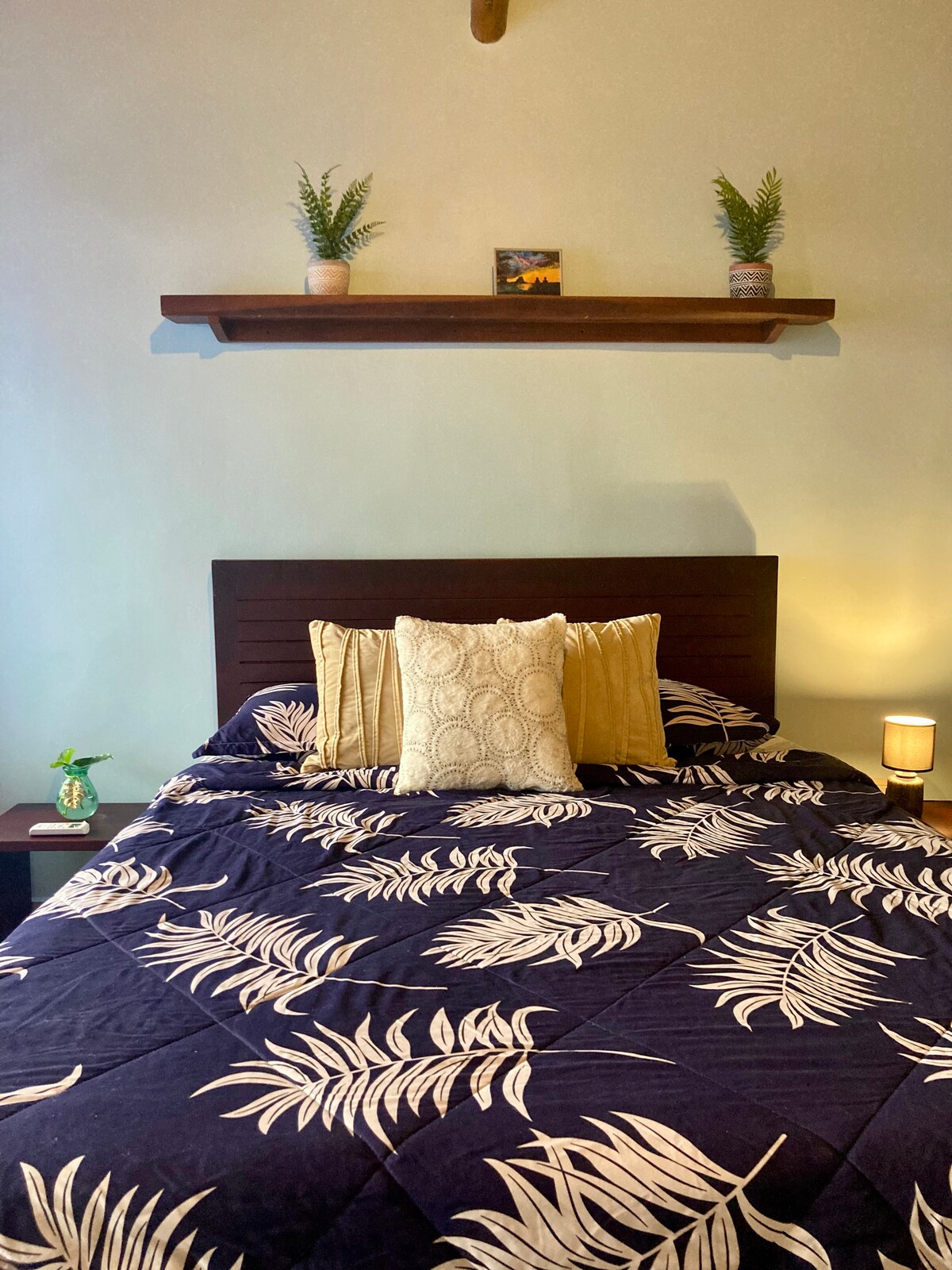 غرفة النوم 2. سرير بحجم كوين وتكييف هواء ومساحة خزانة كبيرة 