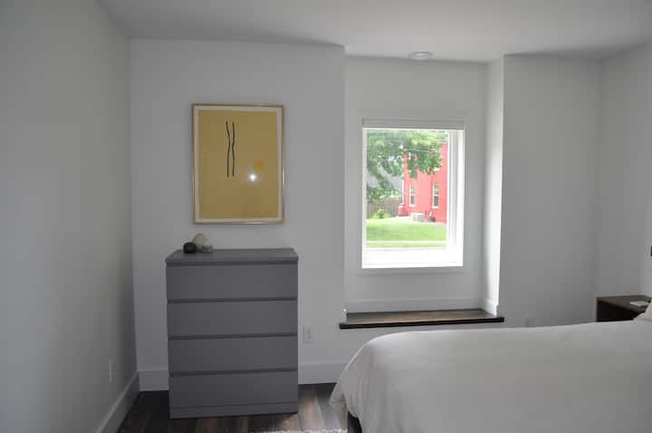 ห้องนอนชั้นแรกพร้อมม้านั่งหน้าต่าง