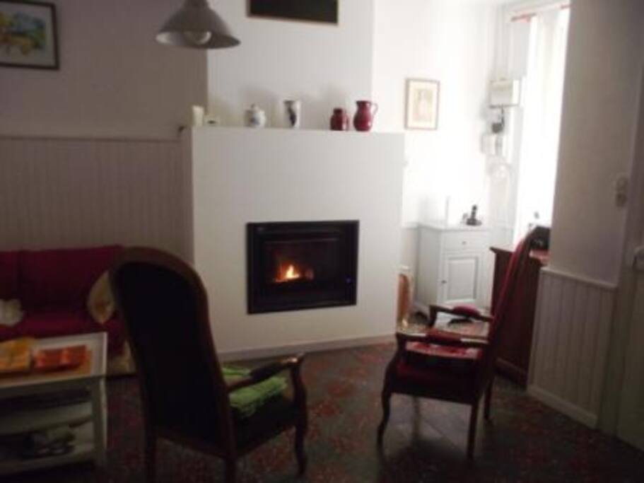 Salon, 17 m2, canapé, 3 fauteuils "voltaire" téléphone cheminée