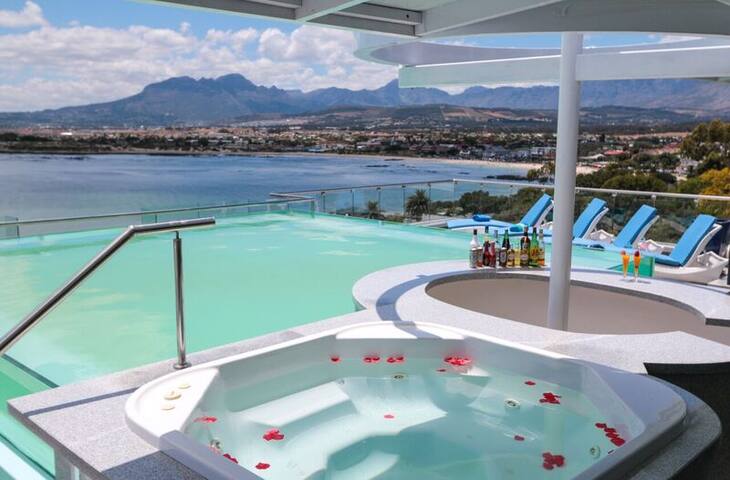 Chic, Ultra Lux Sea View Apartment – Solar Powered gallery image 4