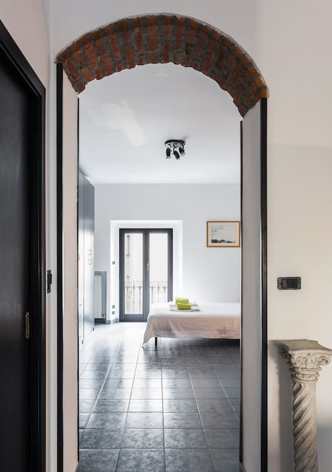 antique and modern design: an apartment full of light and charm