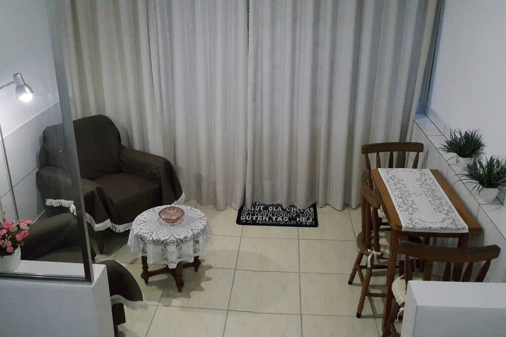 Canto aconchegante e mesa de apoio