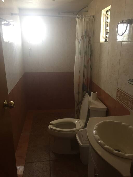 Baño regadera agua caliente, todos los servicios