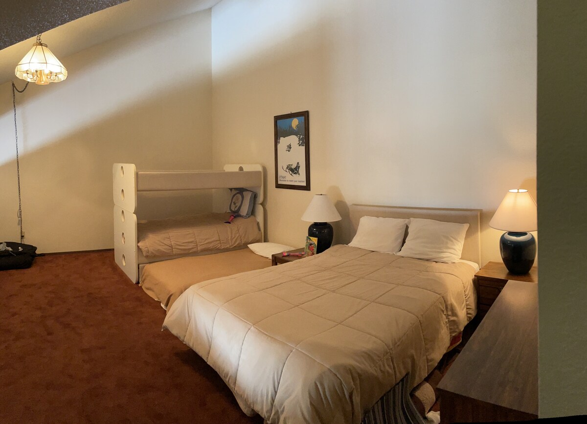 楼上阁楼面积约为400平方英尺。图片显示了使用的子母床。 