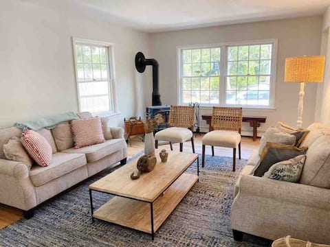 Top performing Airbnb: Entire house walking distance from ferry! in Vineyard Haven