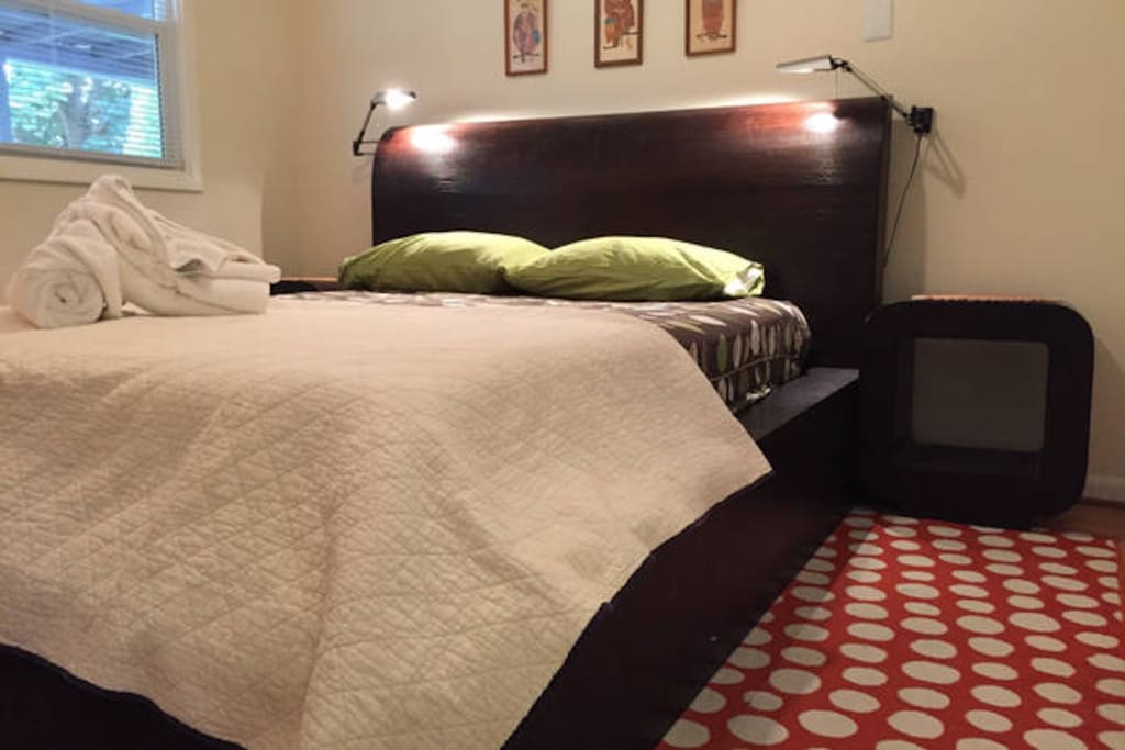 queen bed with bedside tables and lamps