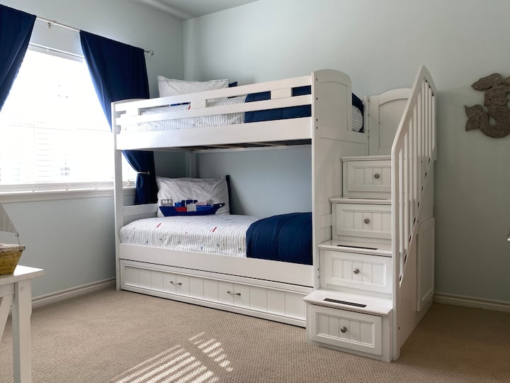 Chumba cha ghorofa ya mbele kina mandhari ya kuvutia ya baharini