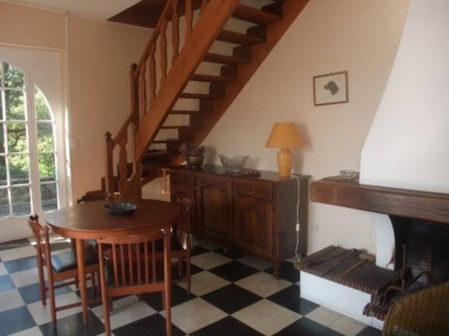 L'escalier près dela cheminée.