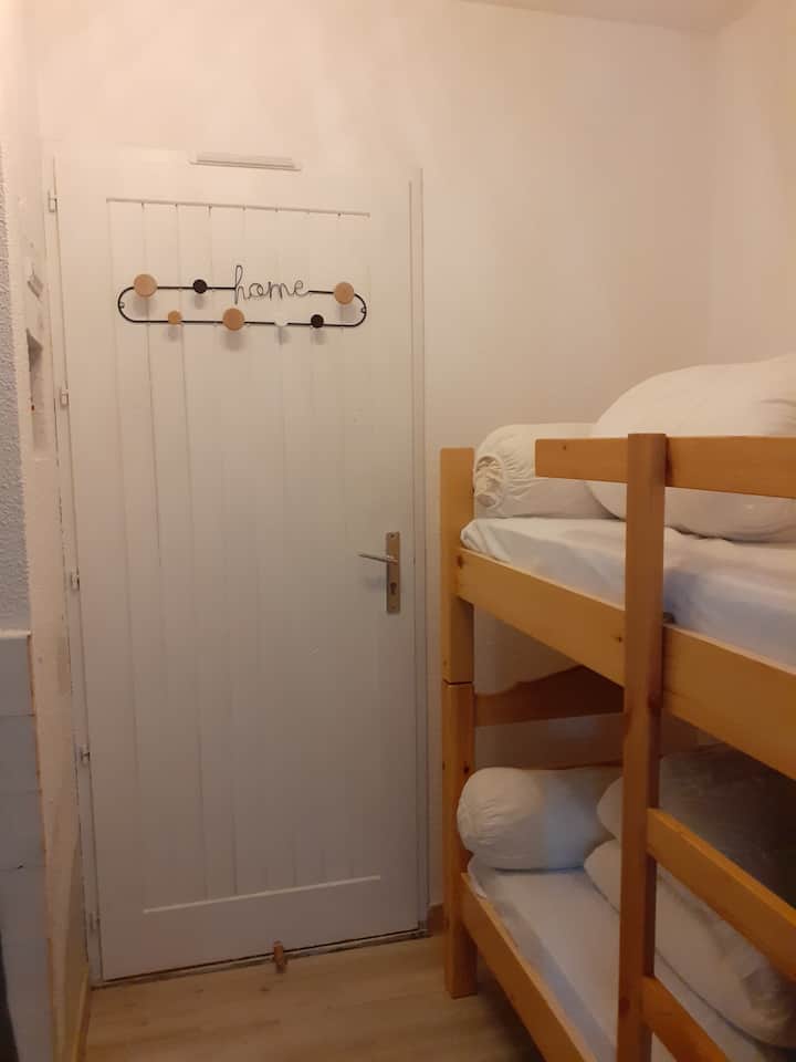 Entrada a la cabaña con literas