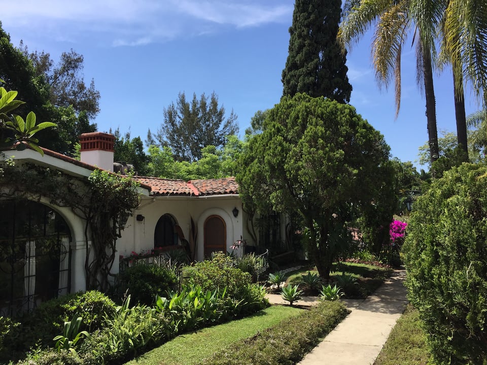Villa Escondida, a 1950s house in a Cuernavaca garden, Cuernavaca, Morelos, Mexico, photo 5 of 10