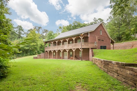 Top performing Airbnb: Lake Point Retreat in Bartow