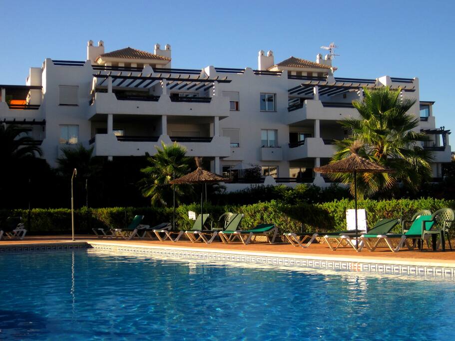 Bonita piscina al lado de nuestra terraza