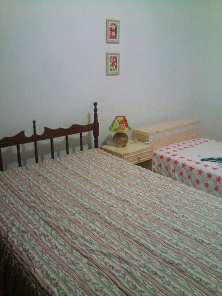 Chumba cha mbele 01 kitanda cha watu wawili na 01 moja.