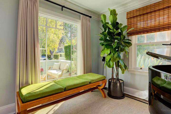 Your Oasis – Decorator Bungalow near Runyon Canyon gallery image 4