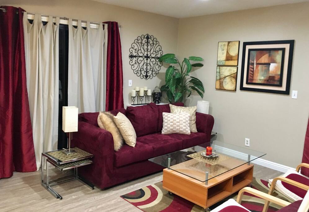 Living room, sofabed (queen), TV,