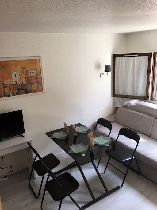 Table basse utilisée pour le repas en position haute